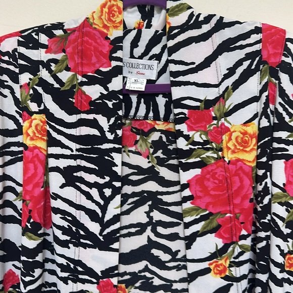 LS Collections flower print with black white background Size XL - Picture 5 of 7
